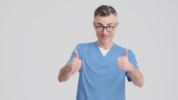 Médico Feliz Vistiendo Uniforme Está Mostrando Gesto Pulgar Hacia Arriba — Vídeos de Stock