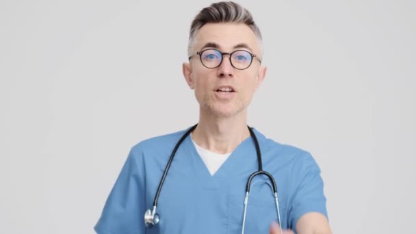 Une Vue Rapprochée Beau Médecin Chevronné Portant Uniforme Montre Spectateur — Video