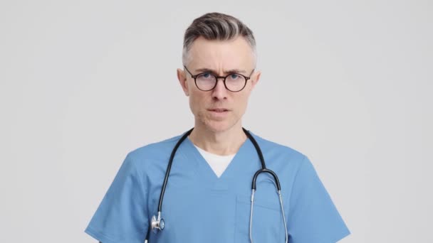 Μια Κοντινή Εικόνα Ενός Σοκαρισμένου Ηλικιωμένου Γιατρού Που Φοράει Στολή — Αρχείο Βίντεο