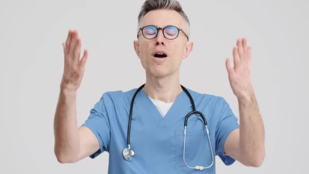 Médico Sênior Sorridente Vestindo Uniforme Médico Está Fazendo Gesto Vencedor — Vídeo de Stock