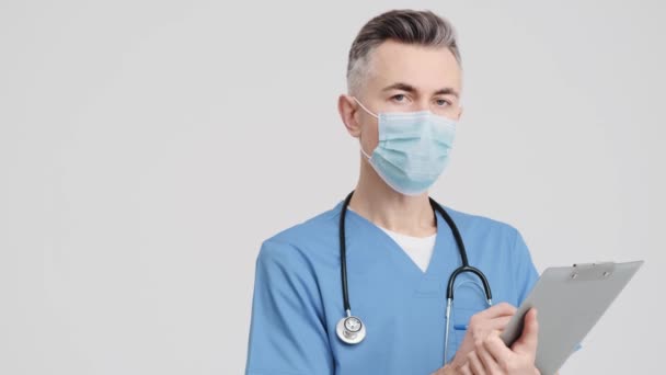 Médico Confianza Con Uniforme Médico Está Tomando Notas Aisladas Sobre — Vídeos de Stock