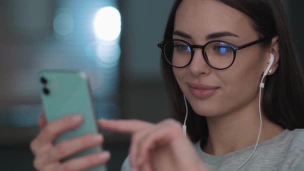 Позитивна Жінка Навушниками Використовує Свій Смартфон — стокове відео