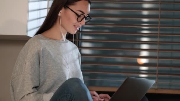 Een Mooie Vrouw Gebruikt Haar Laptop Zittend Appartementen — Stockvideo