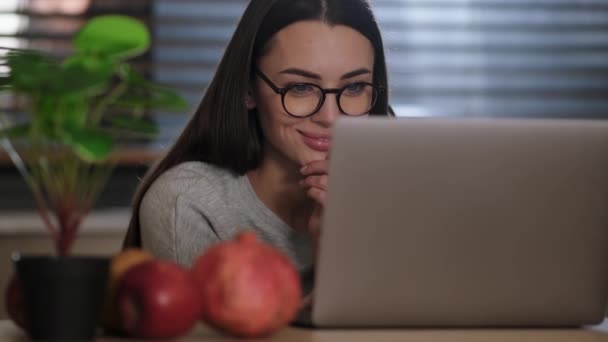 Een Lachende Vrouw Met Een Bril Gebruikt Haar Laptop Appartementen — Stockvideo