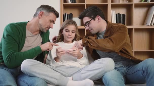 Feliz Gay Família Estão Usando Móvel Telefone Enquanto Sentado Sofá — Vídeo de Stock
