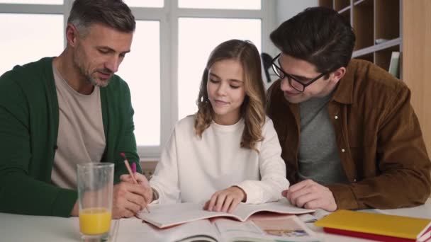 Positivo Gay Família Estão Fazendo Homework Conjunto Com Seu Filha — Vídeo de Stock