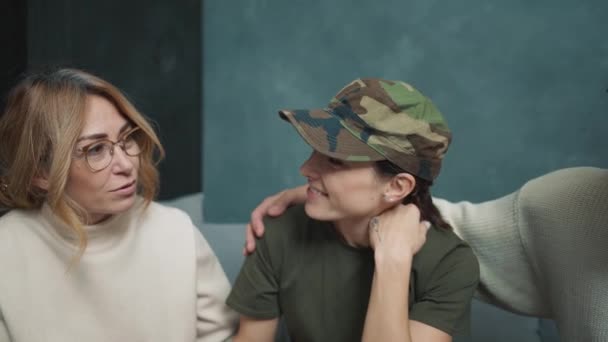 Μια Θετική Νεαρή Γυναίκα Που Φοράει Στρατιωτική Στολή Μιλάει Τους — Αρχείο Βίντεο