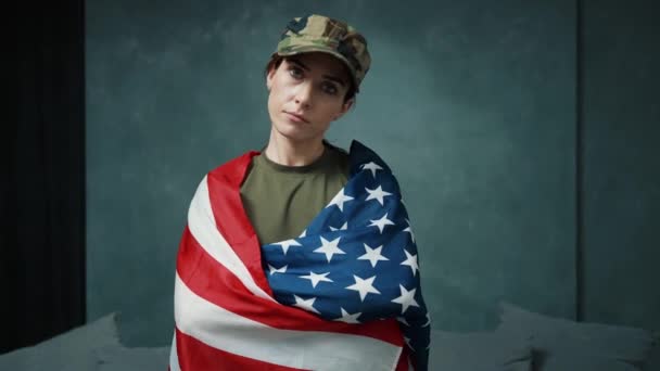 군복을 아름다운 스튜디오에 국기를 있습니다 — 비디오