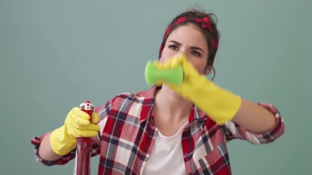 Eine Ernsthafte Frau Reinigt Den Bildschirm Mit Einem Glasreiniger Der — Stockvideo