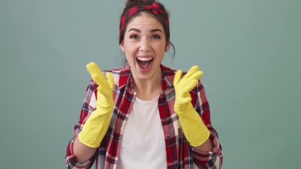 Una Mujer Feliz Limpiadora Regocija Mientras Aplaude Pie Aislada Sobre — Vídeo de stock