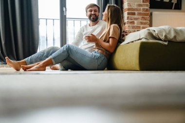 Mutlu çift evde dizüstü bilgisayarla rahatlıyor.