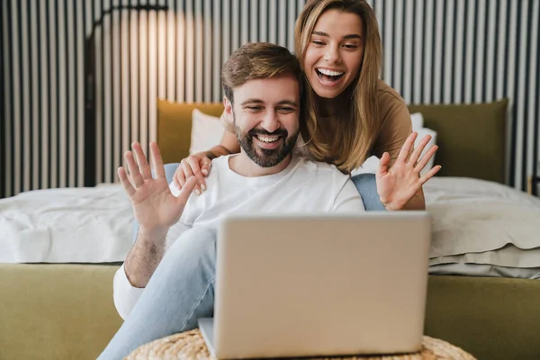 Glückliches Junges Attraktives Paar Bei Einem Videotelefonat Mit Ihren Freunden — Stockfoto