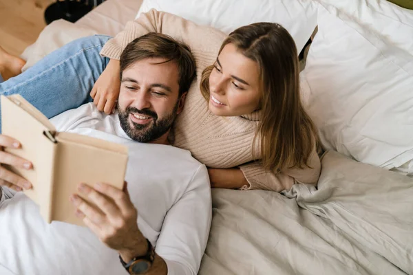 Glückliches Junges Paar Liest Buch Während Hause Bett Liegt — Stockfoto