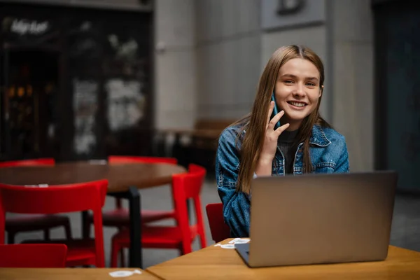 Krásná Šťastná Studentka Mluvit Mobil Při Práci Notebookem Ulici Kavárna — Stock fotografie