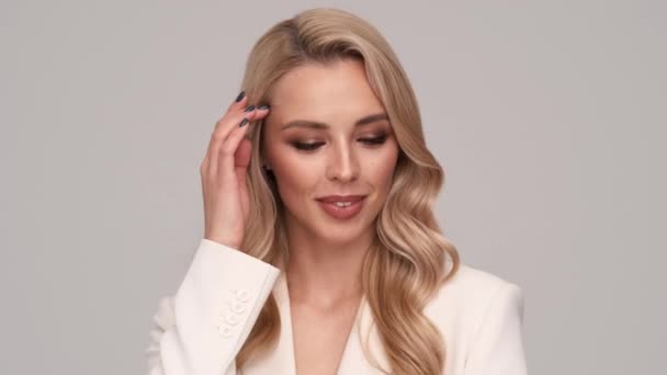 Une Jeune Femme Affaires Blonde Positive Envoie Baiser Air Caméra — Video