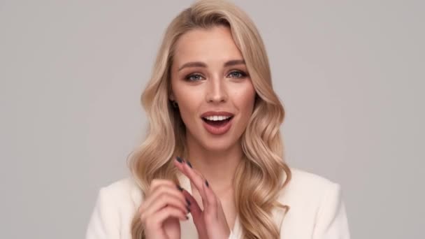 Een Emotionele Jonge Blonde Vrouw Zoek Naar Iets Schattig Mooi — Stockvideo