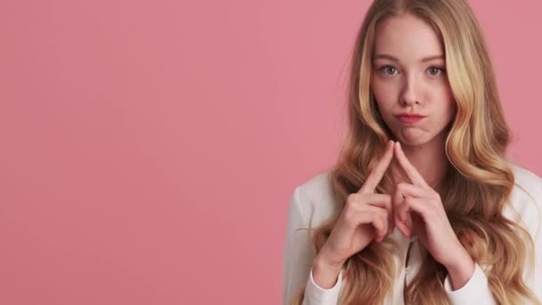 Una Joven Contenta Está Pensando Algo Aislado Sobre Una Pared — Vídeo de stock