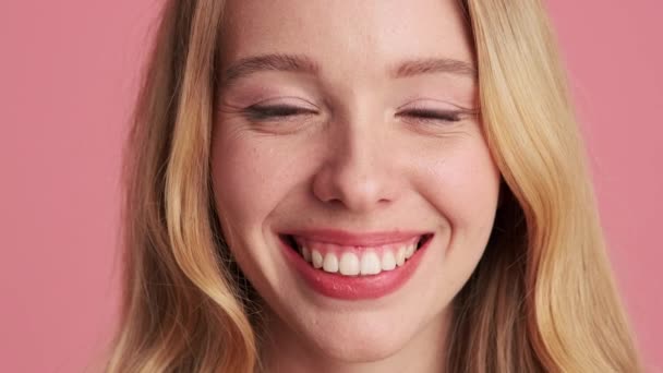 Μια Κοντινή Θέα Μιας Χαρούμενης Ξανθιάς Γυναίκας Δείχνει Διαφορετικά Συναισθήματα — Αρχείο Βίντεο