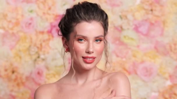 Seorang Wanita Muda Yang Cantik Mengirimkan Ciuman Udara Kepada Penonton — Stok Video