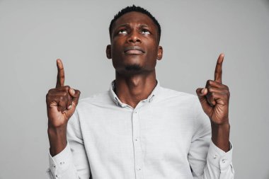 Beyaz gömlekli, kendine güvenen Afrikalı iş adamı. Gri arka planda izole edilmiş kopya alanı sunuyor.