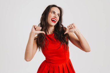 Mutlu güzel kız gülümsüyor ve pembe arka planda kendini işaret ediyor.