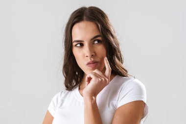 Esmer, güzel, düşünceli, beyaz arka planda yalnız bir kız.