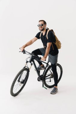 Bisikletli mutlu bir sporcu beyaz arka planda izole edilmiş, yürüyor.