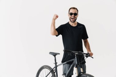 Bisikletli mutlu bir sporcu beyaz arka planda izole edilmiş, yürüyor, başarıyı kutluyor.