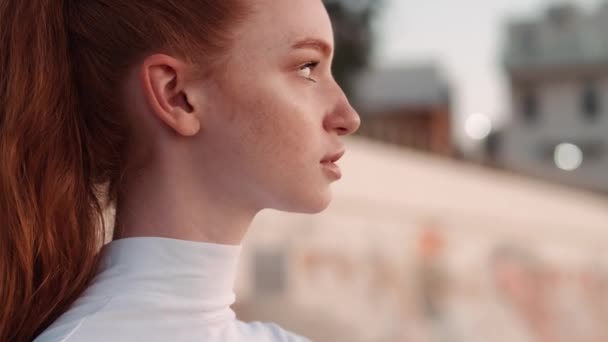 Nærbillede Smuk Ung Rødhåret Kvinde Kigger Til Siden Stående Udenfor – Stock-video