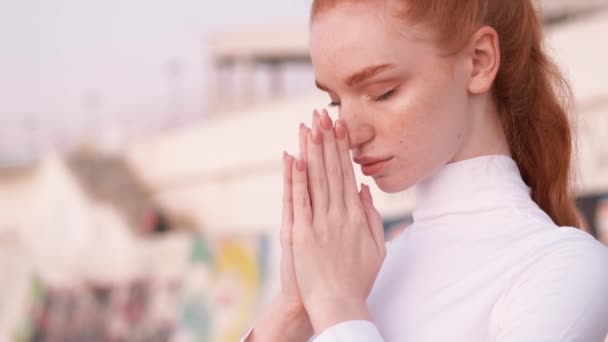 Een Close Zicht Van Een Gelukkige Jonge Roodharige Vrouw Doet — Stockvideo