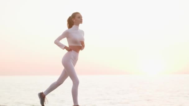 Een Kant Uitzicht Van Een Sportieve Jonge Roodharige Vrouw Draagt — Stockvideo