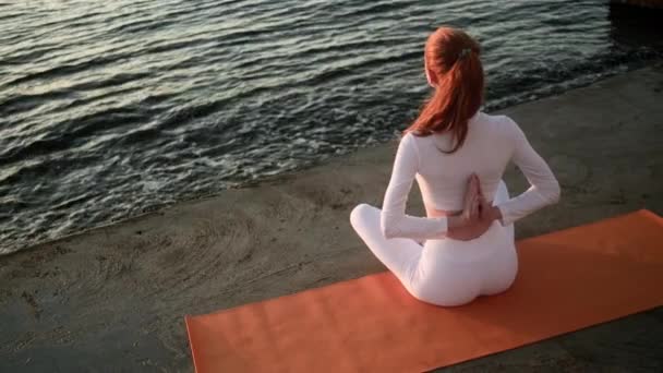Eine Junge Rothaarige Frau Weißen Sportanzug Sitzt Morgens Einer Yoga — Stockvideo