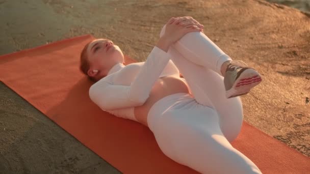 Eine Attraktive Junge Frau Macht Morgens Liegen Auf Der Yogamatte — Stockvideo