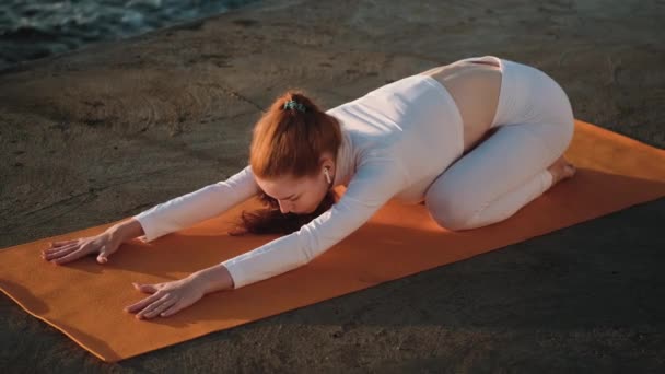 Eine Attraktive Junge Frau Macht Morgens Yoga Übungen Und Streckt — Stockvideo
