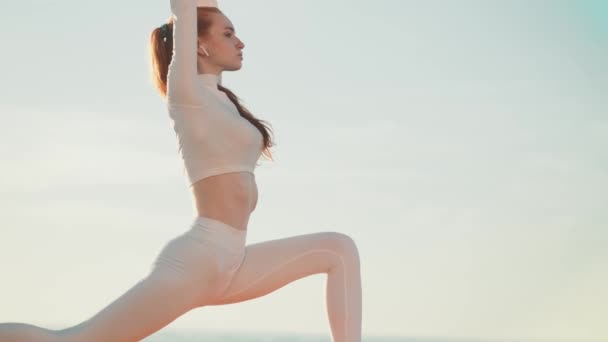 Smuk Ung Kvinde Laver Yoga Stående Udenfor Morgenen – Stock-video