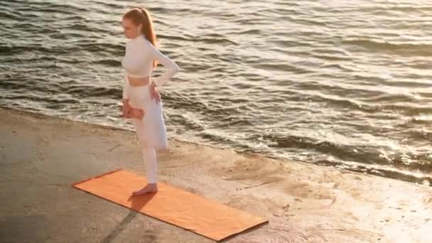 Een Mooie Jonge Vrouw Een Wit Sportpak Doet Morgens Yoga — Stockvideo