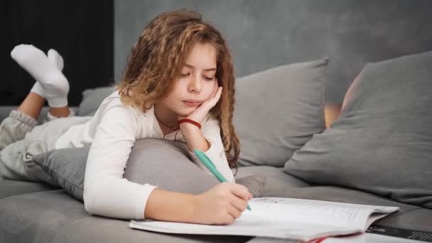 Uma Garota Focada Está Escrevendo Papel Sala Estar Casa — Vídeo de Stock