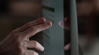 Bir iş adamının yakın planda çekilmiş görüntüsü akşamları ofisteki bilgisayarın yanında biçiliyor.