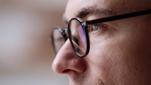 Una Vista Lateral Cercana Hombre Negocios Enfocado Usando Gafas Está — Vídeos de Stock