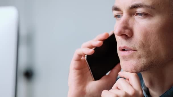 Detailní Pohled Seriózního Staršího Podnikatele Mluví Mobilním Telefonu Který Pracuje — Stock video