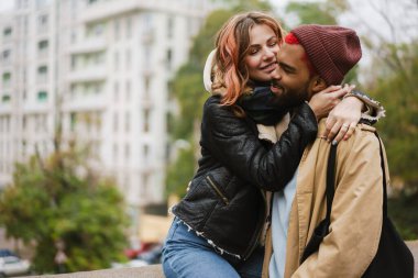 Çok uluslu güzel, neşeli bir çift. Gülümsüyor ve sarılıyor.