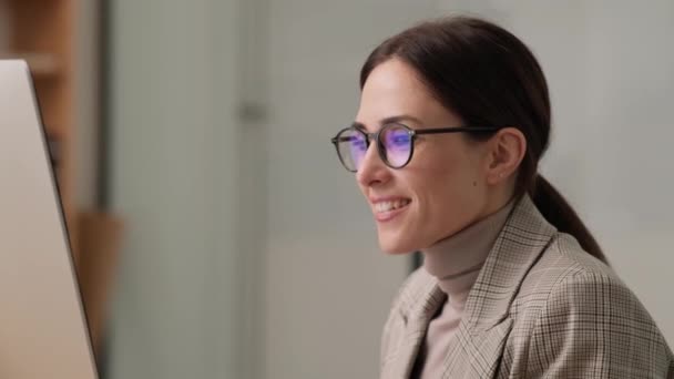 Eine Lächelnde Geschäftsfrau Mit Brille Arbeitet Büro Mit Ihrem Computer — Stockvideo
