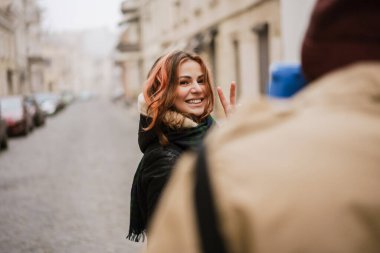 Mutlu çift barış işareti yapıyor ve şehrin sokaklarında geçmişe dönük kameralarda fotoğraf çekiyor.