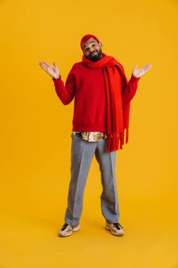 Mutlu Afro-Amerikan traşsız adam kopyalama alanını sarı arka planda tutuyor.