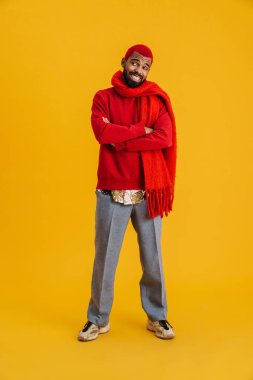 Korkak, genç bir Afrikalı sokak kıyafetleri giyip izole edilmiş arka planda dikiliyor.