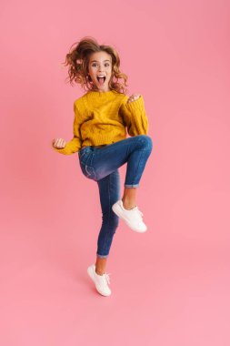 Heyecanlı güzel sarışın kız pembe arka planda izole edilmiş güzel hareketler ve çığlıklar gösteriyor.