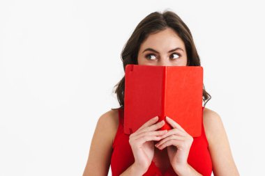 Kırmızı elbiseli mutlu güzel kız, beyaz arka planda izole edilmiş planlamacıyla poz veriyor.