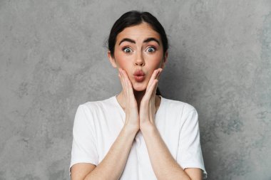 Mutlu, heyecanlı, rahat giyimli, izole bir geçmişin başında duran genç bir kadın.