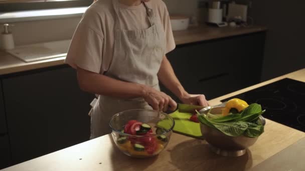 Eine Abgeschnittene Ansicht Einer Frau Schneidet Gemüse Während Sie Salat — Stockvideo