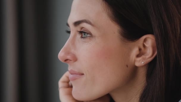 Una Vista Cerca Una Hermosa Mujer Está Usando Computadora Portátil — Vídeo de stock